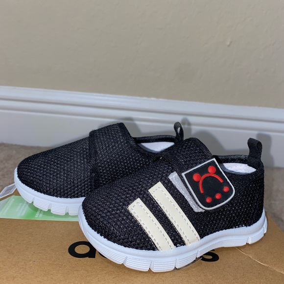 Black pair of strap on Velcro sneakers. - Picture 2 of 3